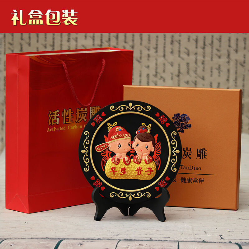 門扉喜結良緣 一尊活性炭雕，兩心永恒見證